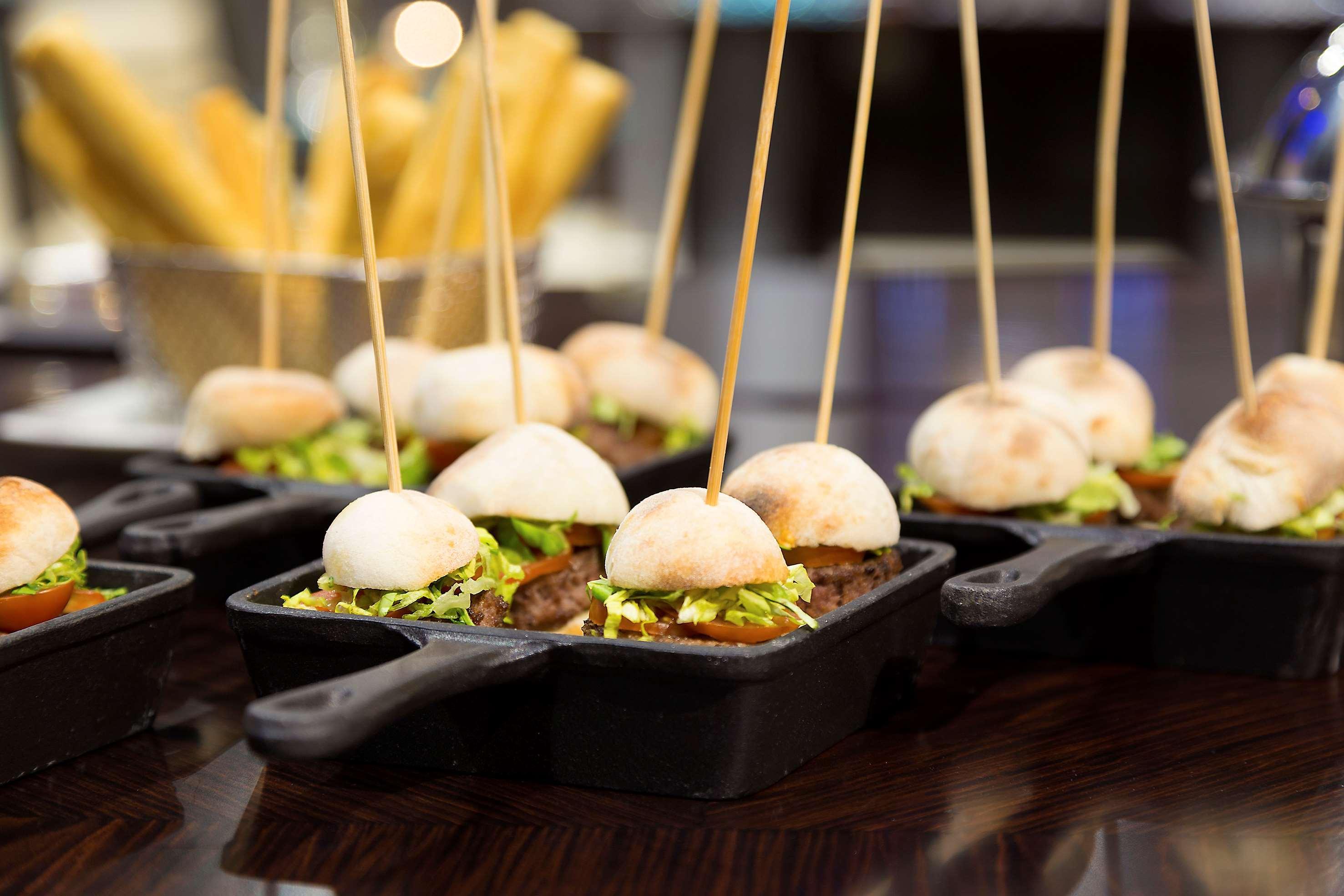 Melia Genova Hotel Bagian luar foto A mini burger