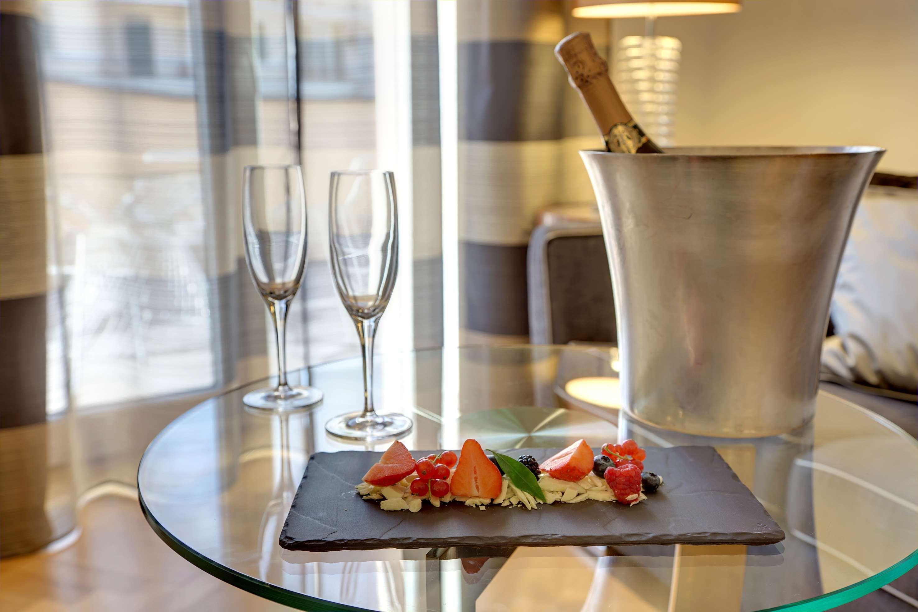 Melia Genova Hotel Bagian luar foto Champagne and strawberries