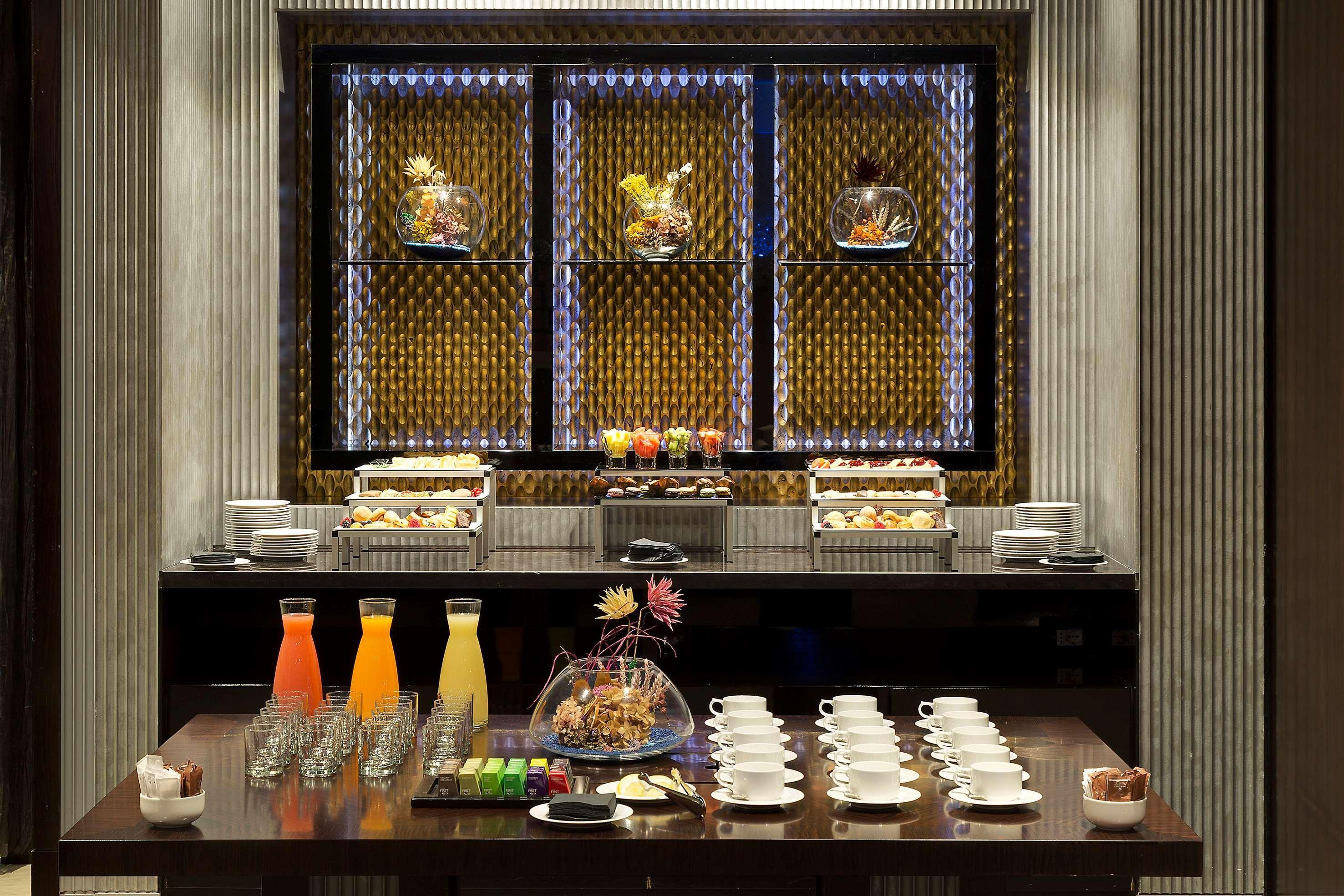 Melia Genova Hotel Bagian luar foto A buffet at a hotel